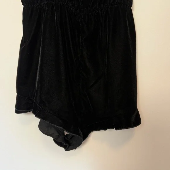 Victoria’s Secret Black Velvet Ruffled crisscross Sleeveless Romper Size L - Picture 4 of 9